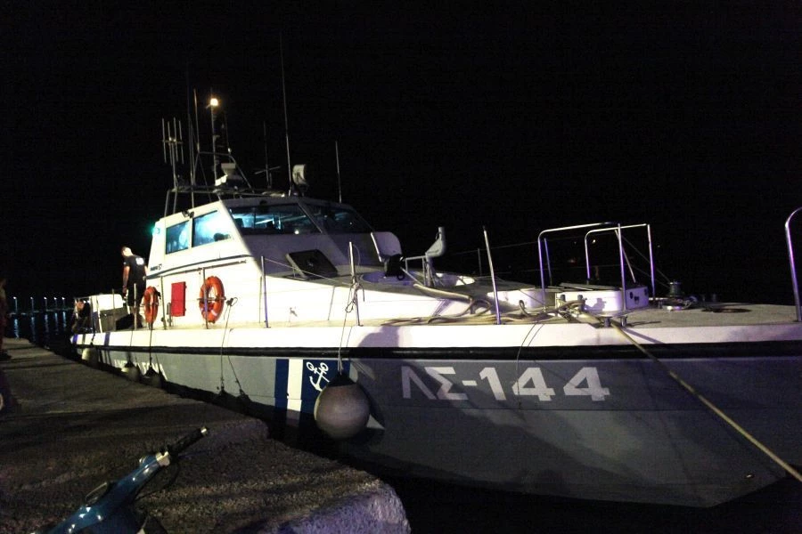 Ταχύπλοο συγκρούστηκε με επιβατηγό πλοίο στο Πέραμα